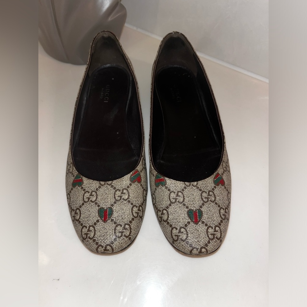Gucci flats, size 38 1/2, iconic Gucci print